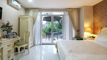 Junior Room | Individually decorated, individually furnished, desk, free WiFi