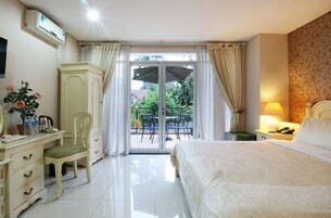 Junior Room | Individually decorated, individually furnished, desk, free WiFi