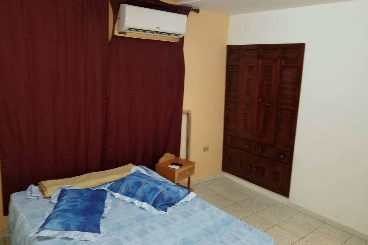 Habitación doble Confort | Insonorización, tabla de planchar con plancha y ropa de cama