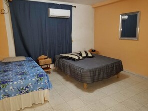 Habitación triple Confort | Insonorización, tabla de planchar con plancha y ropa de cama 