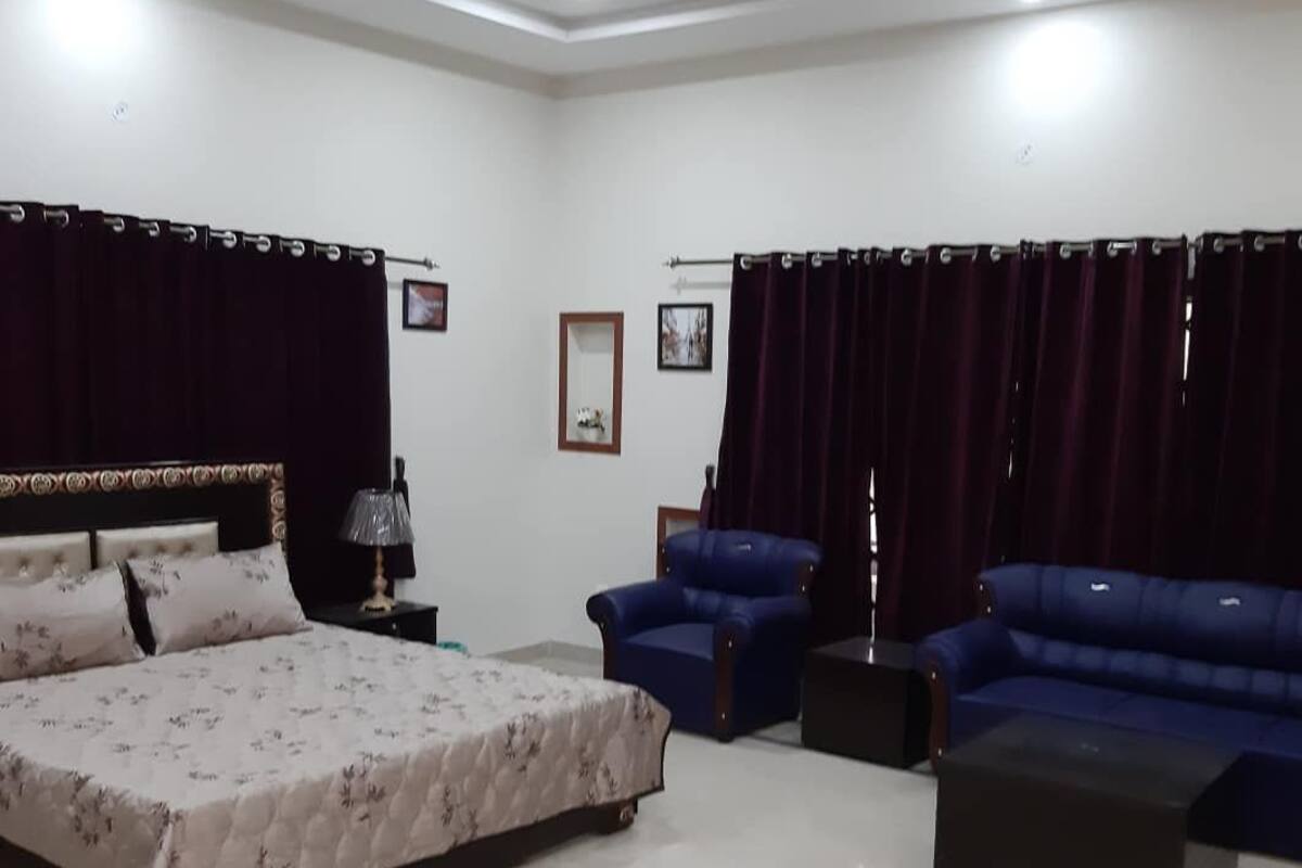 Blackout drapes, soundproofing, cribs (surcharge)