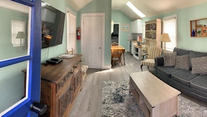 Ein Wohnzimmer mit einer Couch, einem Couchtisch, einem Fernseher und einem Holzkabinett.