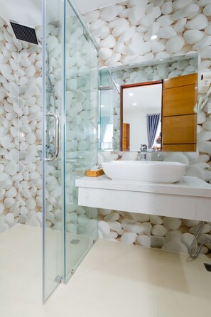 Phòng đôi Deluxe | Phòng tắm | Buồng tắm vòi sen, đồ dùng nhà tắm miễn phí, máy sấy tóc 