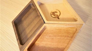 Eine hölzerne Kiste mit Deckel und flachem Boden.