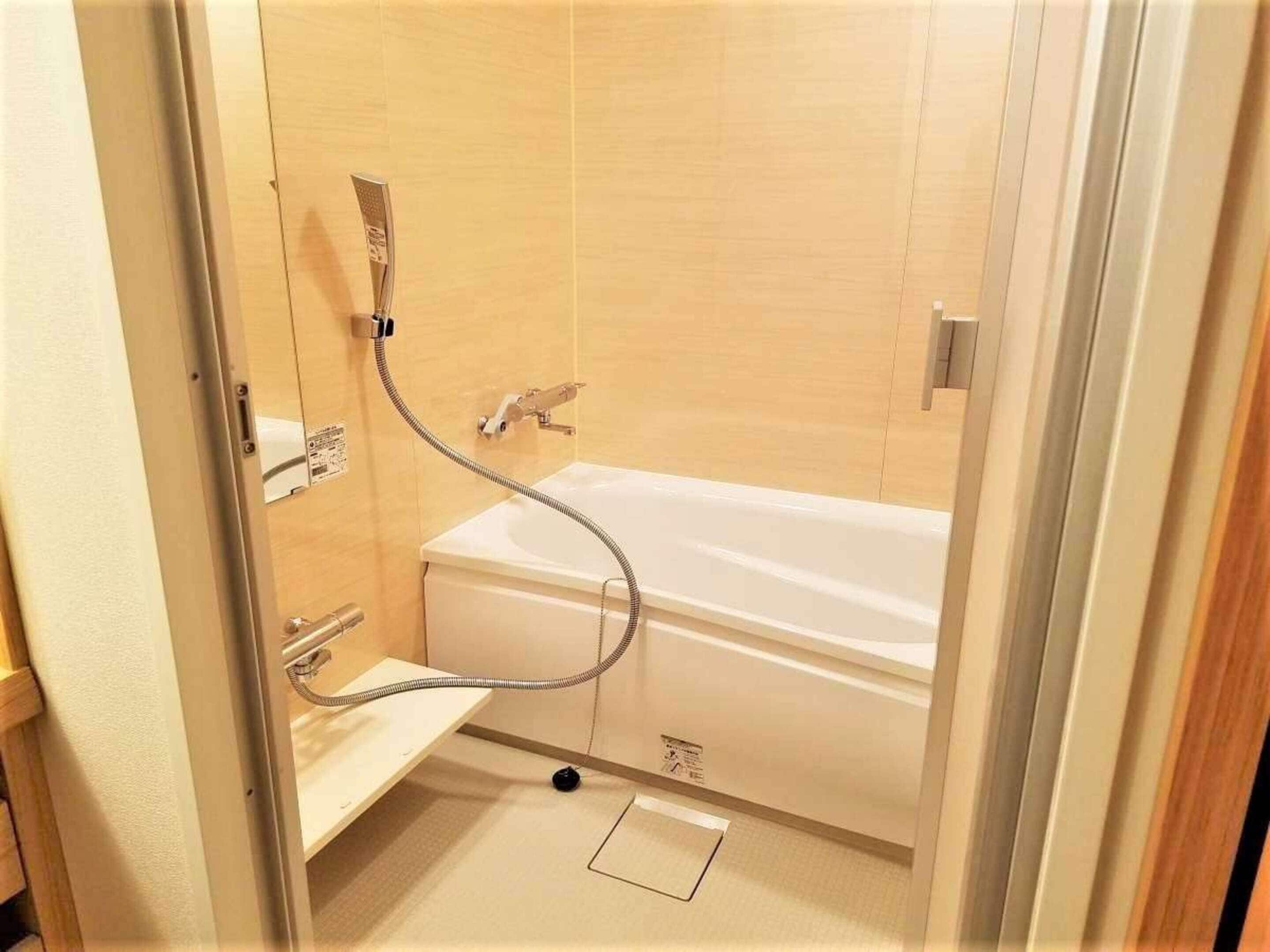 Une salle de bain avec une baignoire, une douche et des toilettes.