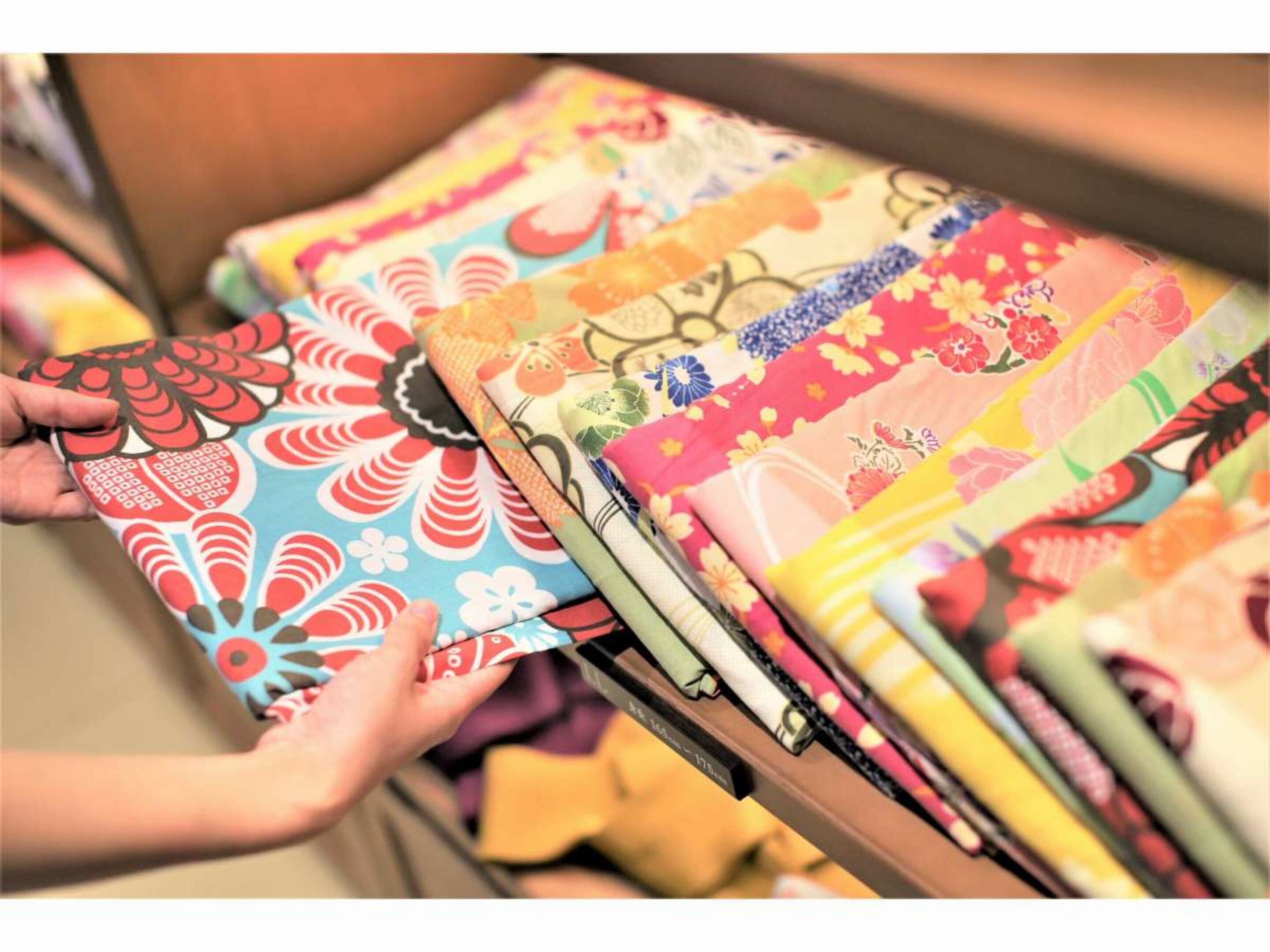 Diversas telas coloridas con motivos florales y abstractos.