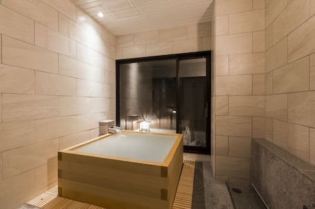 Private spa tub. Oyado Tsukiyonousagi