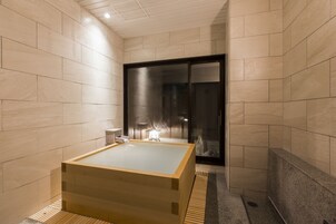 Bañera de hidromasaje privada