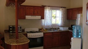 Fridge, microwave, cookware/dishes/utensils - Comfortable 4 Bedroom Villa Near Downtown Sosua (Sosúa)