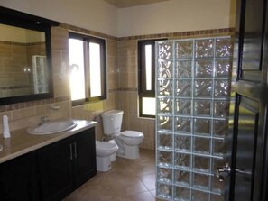 Villa (4 Bedrooms) | Badezimmer