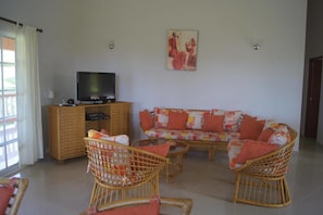 Villa | Salle de séjour | Téléviseur de 32 po avec télévision par câble