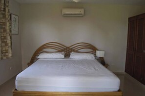 3 bedrooms, in-room safe, iron/ironing board, bed sheets
