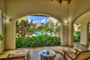 Villa (5 Bedrooms) | Balcony