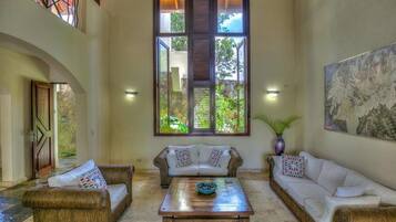 Villa (5 Bedrooms) | Living room | TV