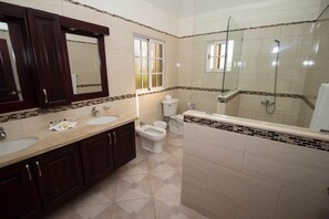 Villa (6 Bedrooms) | Badkamer | Handdoeken, zeep, shampoo, toiletpapier