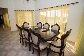 Vila (6 Bedrooms) | Makan di kamar
