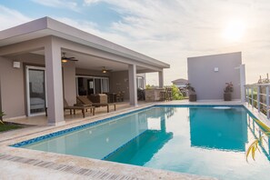 Piscine extérieure, chaises longues