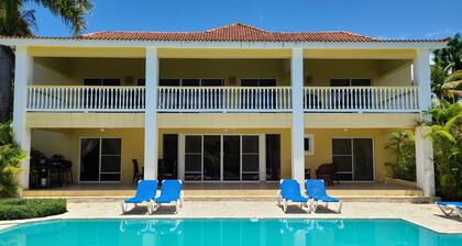 Villa Hermosa a Spacious Villa Close to Downtown