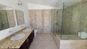 Familienvilla (4 Bedrooms) | Badezimmer | Handtücher, Seife, Shampoo, Toilettenpapier