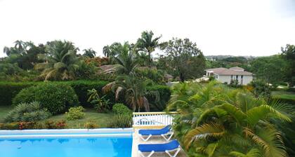 Villa Hermosa a Spacious Villa Close to Downtown