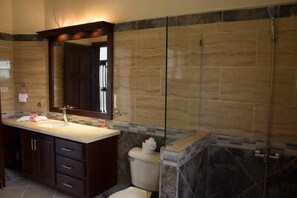 Handtücher, Seife, Shampoo, Toilettenpapier