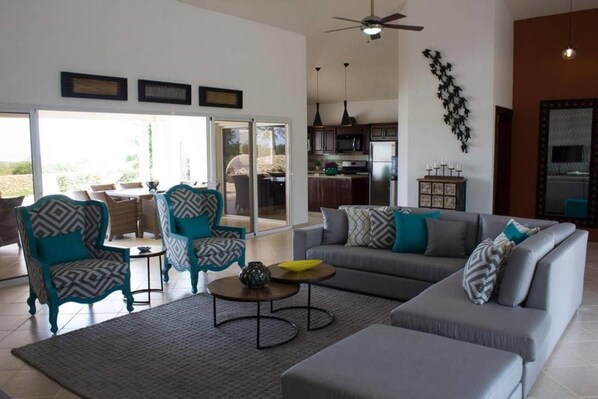 Villa (4 Bedrooms) | Wohnzimmer | Fernseher