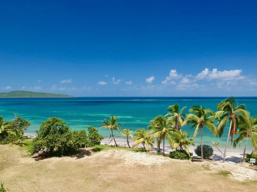 Plage, chaises longues, serviettes de plage