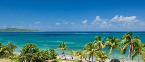 En la playa, camastros y toallas de playa