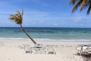 En la playa, camastros y toallas de playa 