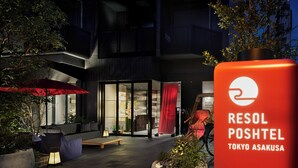 Un edificio moderno con un gran letrero rojo que dice 