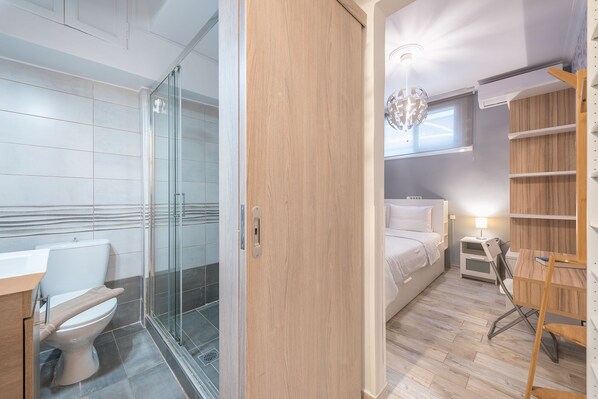 Basic Apartment | 1 bedroom, Egyptian cotton sheets, premium bedding - Welcoming Koukaki Home by Cloudkeys (Athens)