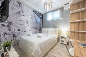 Basic Apartment | 1 bedroom, Egyptian cotton sheets, premium bedding - Welcoming Koukaki Home  by Cloudkeys (Athens)