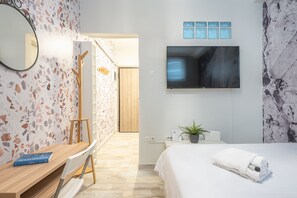 Basic Apartment | 1 bedroom, Egyptian cotton sheets, premium bedding - Welcoming Koukaki Home  by Cloudkeys (Athens)