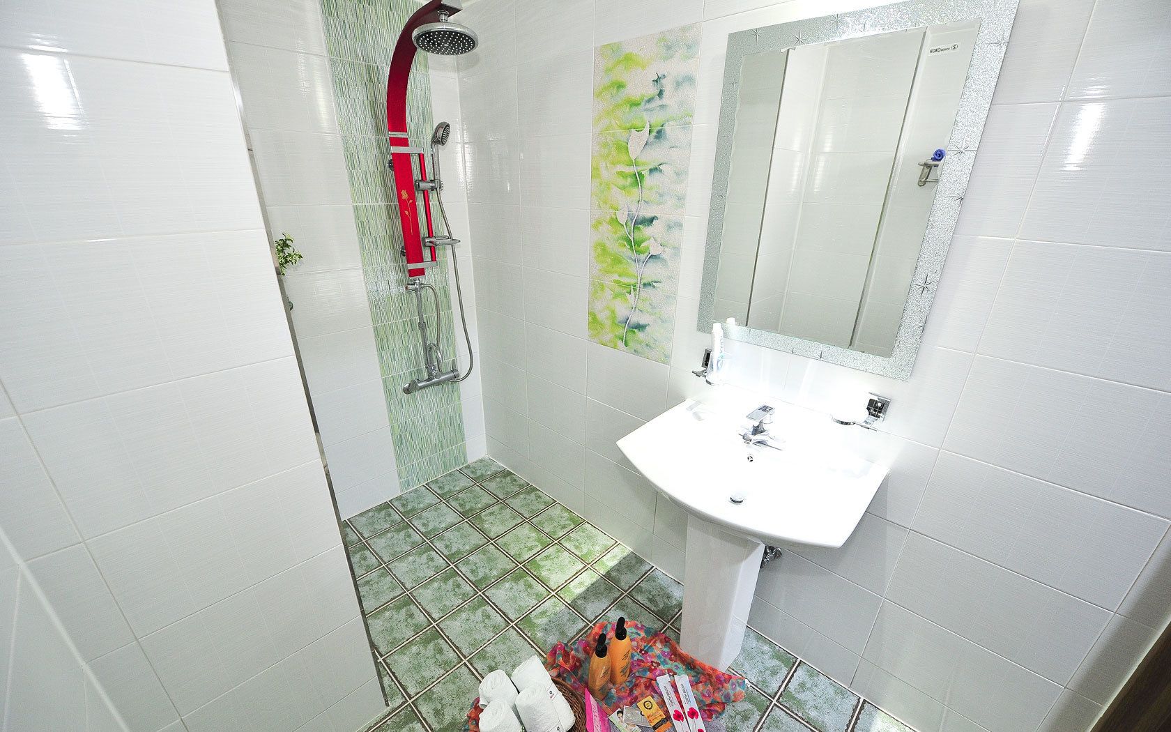 Shower, rainfall showerhead, free toiletries, hair dryer