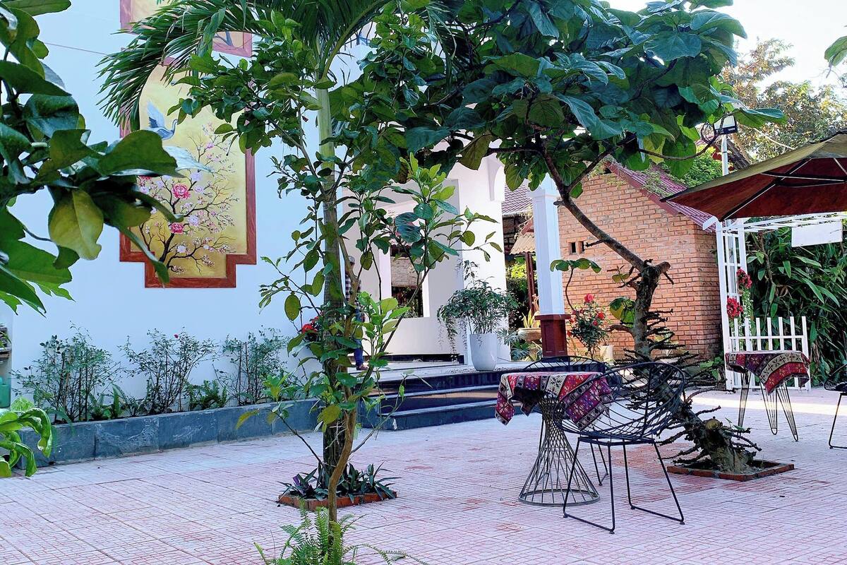 Standard Room, 1 King Bed, Garden View | Premium bedding, down comforters, desk, laptop workspace