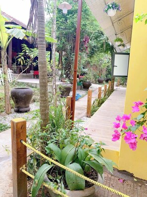 럭셔리 더블룸, 더블침대 2개, 정원 전망 | 고급 침구, 오리/거위털 이불, 책상, 노트북 작업 공간