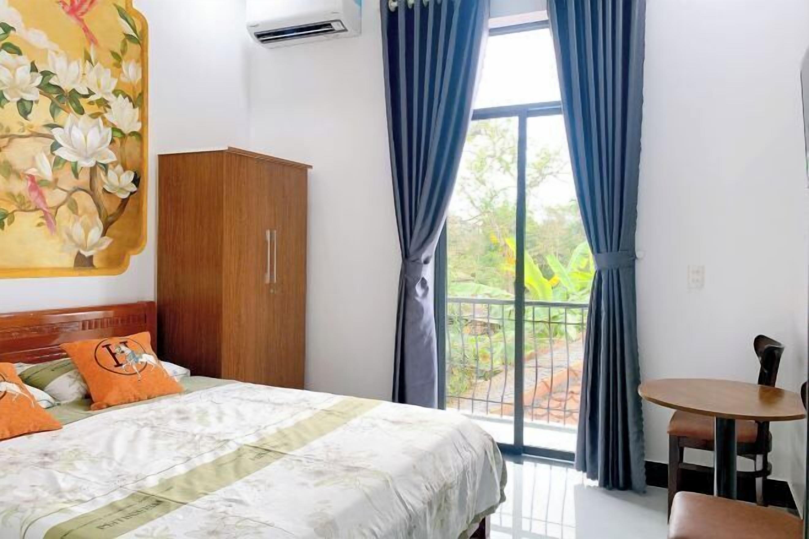 高級寢具、羽絨被、書桌、手提電腦工作空間