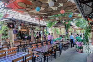 Outdoor banquet area - Hue Lotus Homestay (Hue)