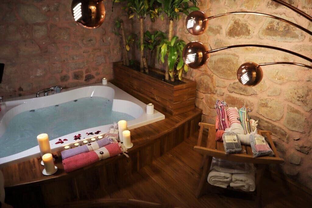 deluxe room, jetted tub | 1 bedroom, minibar, in-room safe, desk