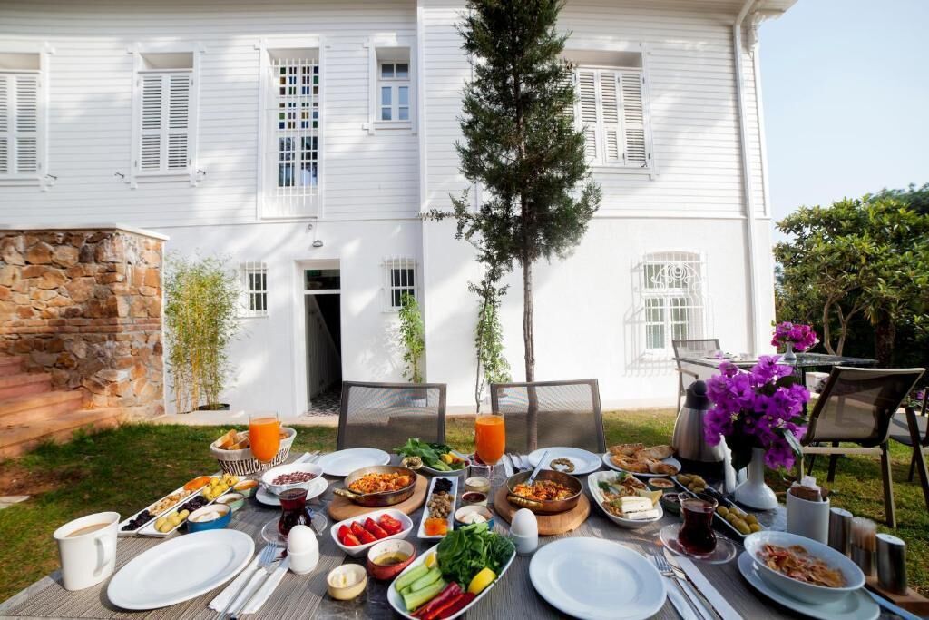 Habitació triple familiar | Minibar, caixa forta a l'habitació i escriptori 