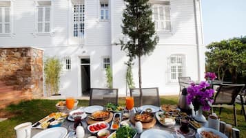 Habitació triple familiar | Minibar, caixa forta a l'habitació i escriptori