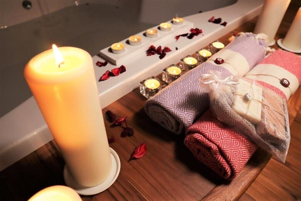 deluxe room, jetted tub | 1 bedroom, minibar, in-room safe, desk