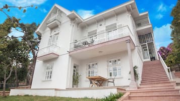 Façana frontal de l'allotjament