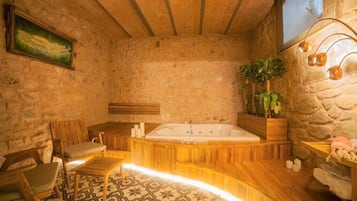 Deluxe Room, Jetted Tub | Minibar, in-room safe, desk, soundproofing