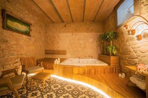 Minibar, caja de seguridad en la habitación y escritorio 