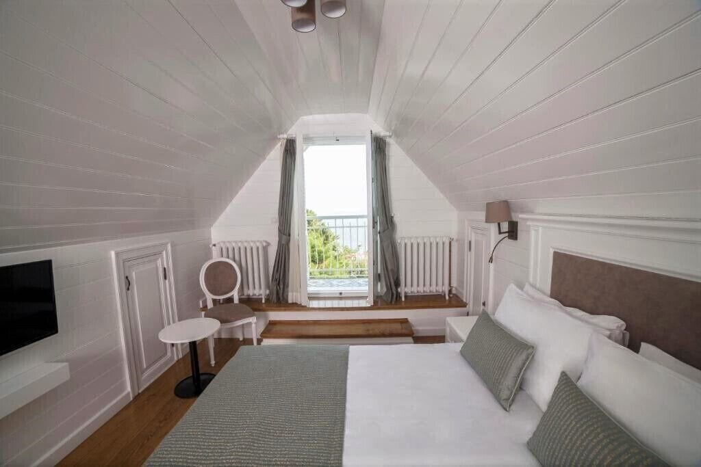 deluxe double room, balcony, sea view | 1 bedroom, minibar, in-room safe, desk