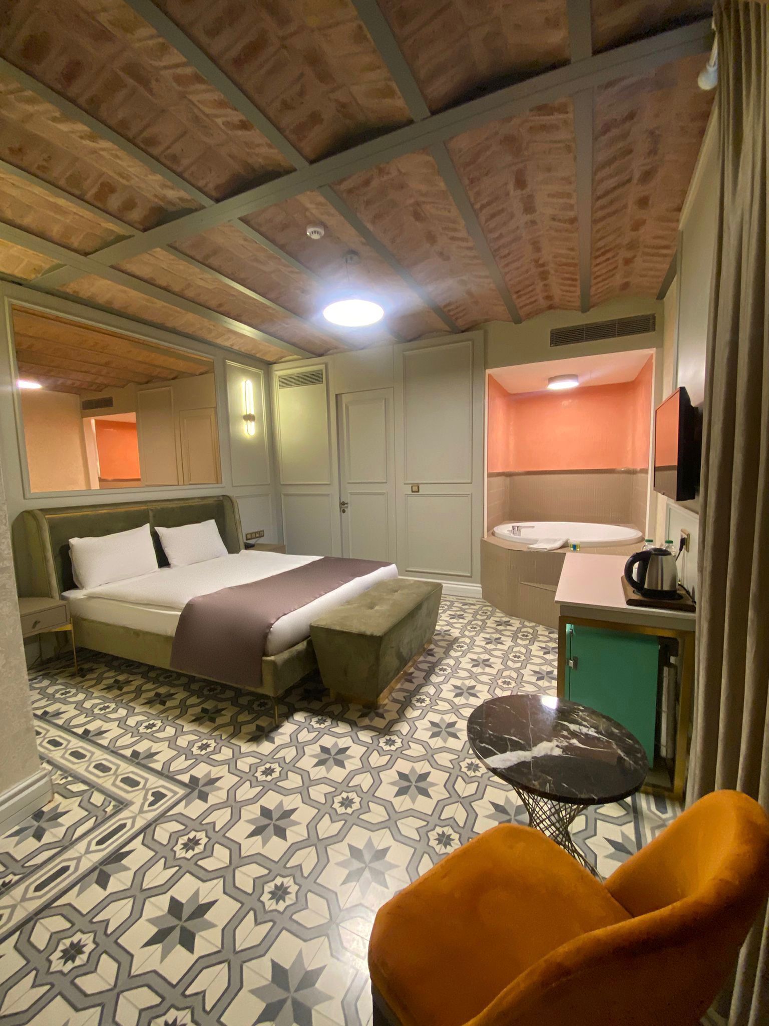 executive room, 1 bedroom, hot tub (-1 floor) | 1 bedroom, minibar, in-room safe, desk