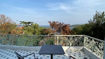 Habitació doble Deluxe, balcó, vistes al mar | Terrassa o pati