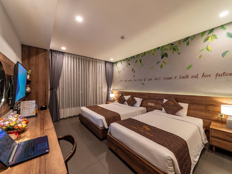 Tremannsrom – familie | Sengetøy av topp kvalitet, memory foam-senger og minibar