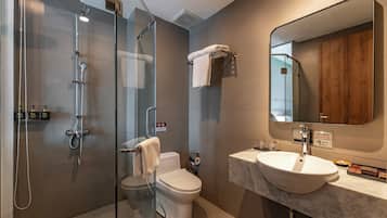 Standard Twin Room | Bathroom | Shower, rainfall showerhead, free toiletries, hair dryer